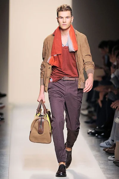Look 16
